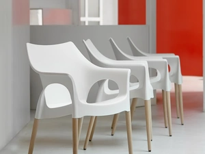 Sedia impilabile Natural Ola in polipropilene con gambe in faggio di Scab Design