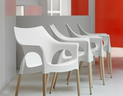 Sedia impilabile Natural Ola in polipropilene con gambe in faggio di Scab Design