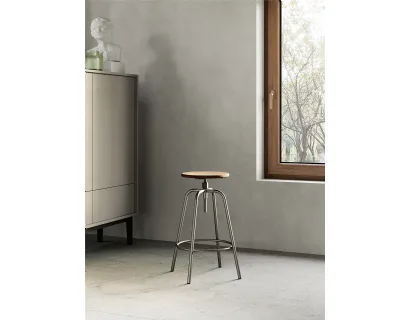 Sgabello Polaris con struttura in metallo verniciato e seduta in legno di Arredo3