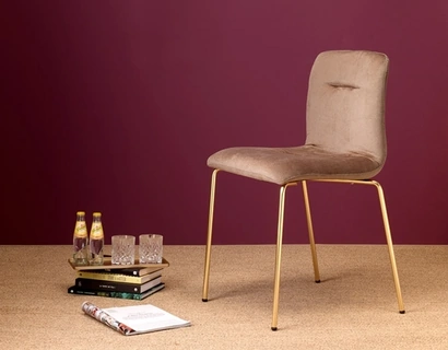 Sedia Alice Pop con struttura in metallo e scocca rivestita in velluto di Scab Design