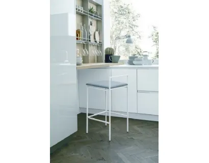 Sgabello in metallo bianco gesso con seduta in ecopelle July di Sedit