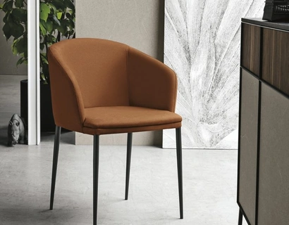 Sedia con braccioli Sofia poltroncina in pelle imbottita di Sedit