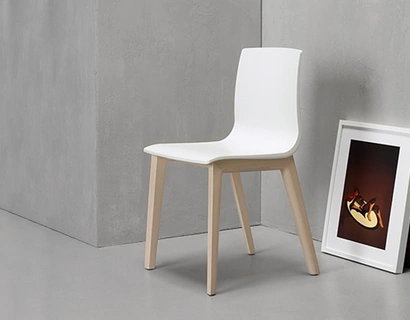 Sedia Smilla in tecnopolimero con gambe in massello di faggio di Scab Design