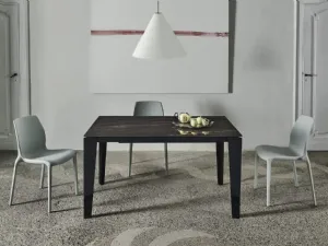 Tavolo allungabile Cruz XXL con top in SuperMarmo e base in acciaio laccato di Bontempi