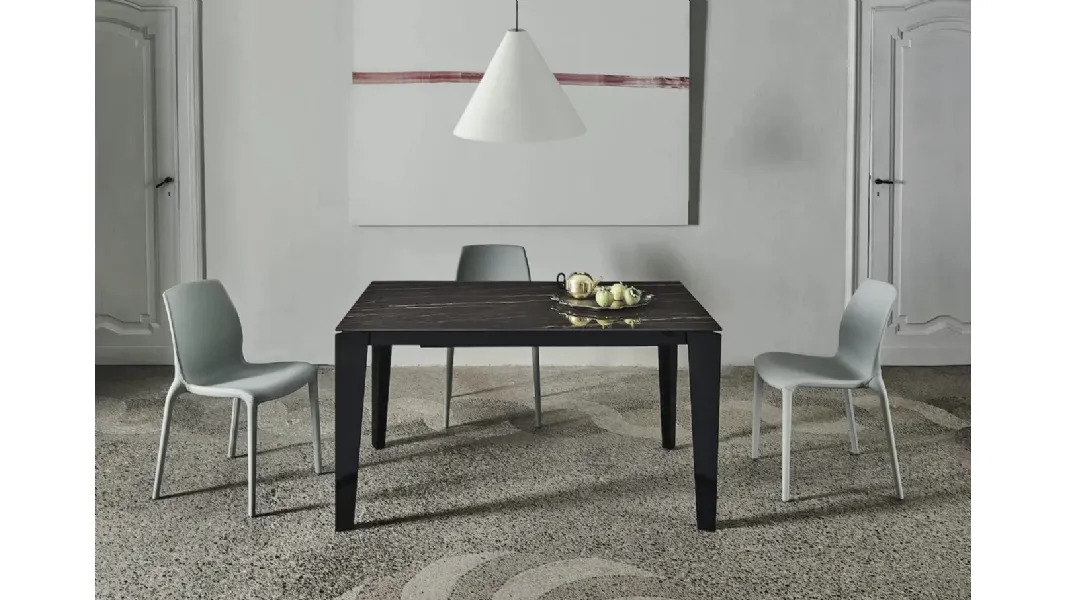 Tavolo allungabile Cruz XXL con top in SuperMarmo e base in acciaio laccato di Bontempi