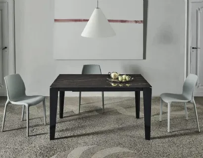 Tavolo allungabile Cruz XXL con top in SuperMarmo e base in acciaio laccato di Bontempi