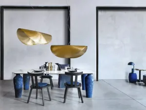 Tavolo Moon 33 in marmo bianco di Carrara e ceramica blu di Gervasoni