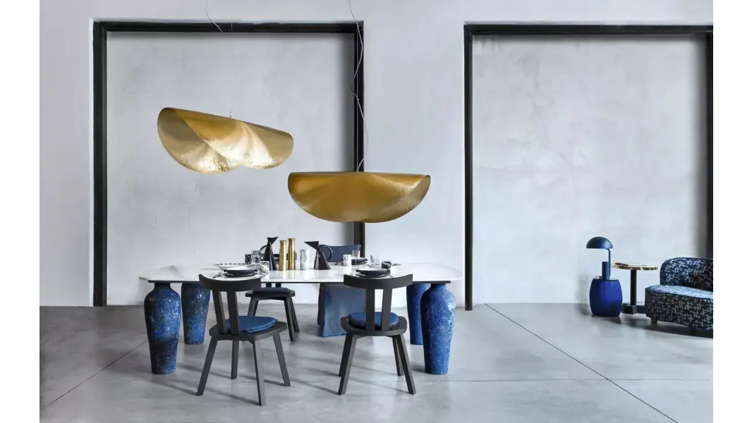 Tavolo Moon 33 in marmo bianco di Carrara e ceramica blu di Gervasoni
