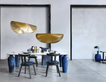 Tavolo Moon 33 in marmo bianco di Carrara e ceramica blu di Gervasoni