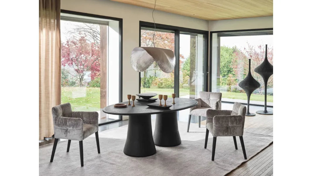 Tavolo ovale Mae 34 in calce argilla spatolata di Gervasoni