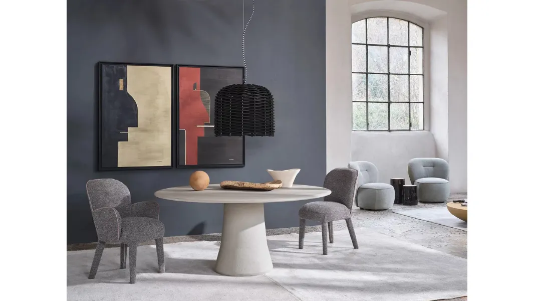 Tavolo rotondo Mae 36 in calce argilla spatolata di Gervasoni