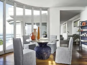 Tavolo Moon 34 con top in fusione di alluminio e base in ceramica di Gervasoni