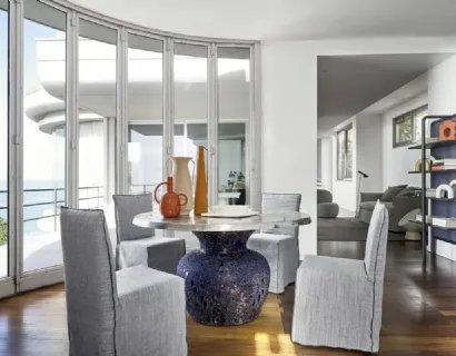 Tavolo Moon 34 con top in fusione di alluminio e base in ceramica di Gervasoni