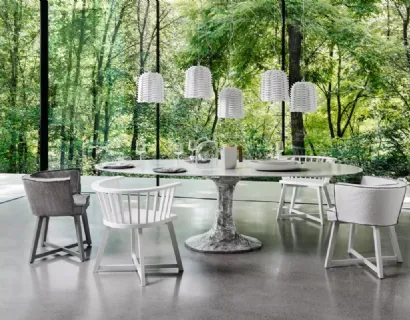 Tavolo Next 137 in marmo con base in fusione di alluminio di Gervasoni