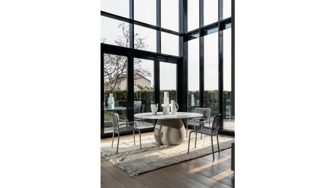 Tavolo Next 236 in marmo con base in cemento di Gervasoni