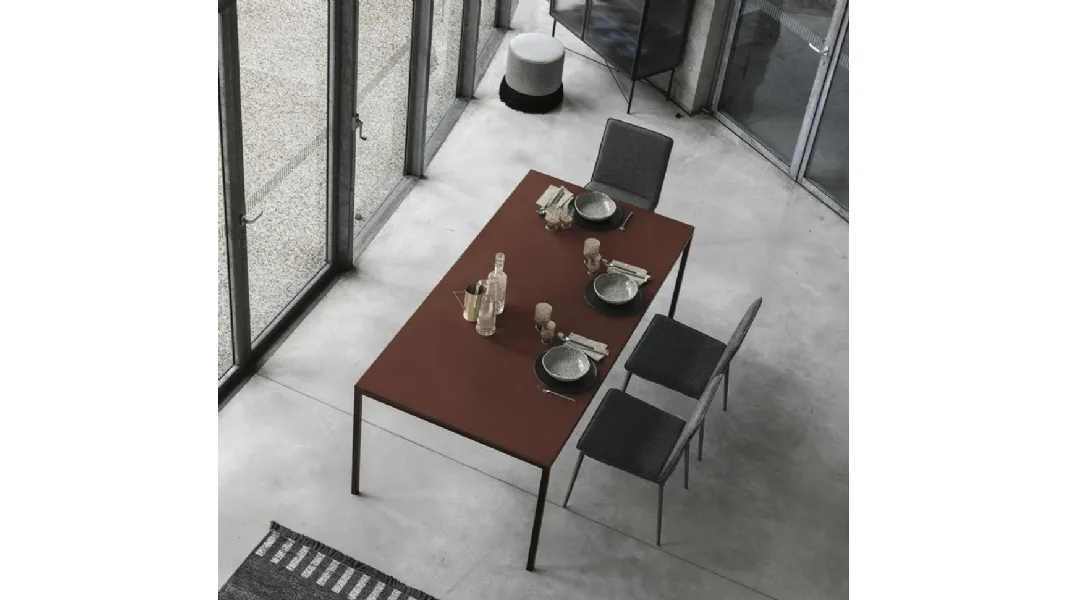 Tavolo Strong con top laccato antigraffio bordeaux di Sedit