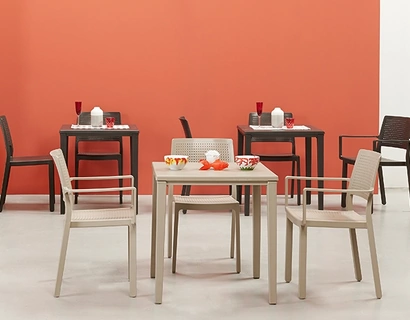 Tavolo quadrato con struttura in tecnopolimero Timo di Scab Design