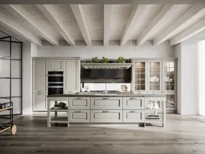 Cucina Classica con isola Asolo in legno di Frassino laccato Cuba a poro aperto e top in HPL di Arredo3