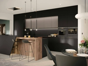 Cucina Moderna in Fenix Nero con isola MK07 di Gentili Cucine
