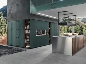 Cucina Moderna con isola Time 07 in legno Old Rovere Ascia e acciaio con colonne Fenix Verde Comodoro di Gentili Cucine