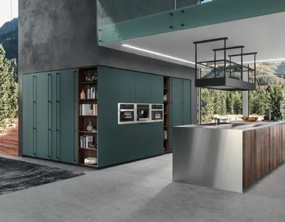 Cucina Moderna con isola Time 07 in legno Old Rovere Ascia e acciaio con colonne Fenix Verde Comodoro di Gentili Cucine