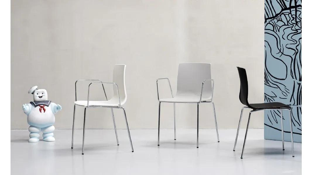 Sedia per esterno in tecnopolimero con gambe in tubo di acciaio Alice di Scab Design