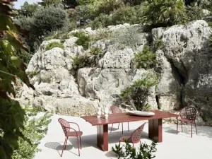 Tavolo Eidos in polistirene con base in cemento di Gervasoni