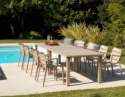 Tavolo in tecnopolimero con piano a effetto doghe Ercole di Scab Design