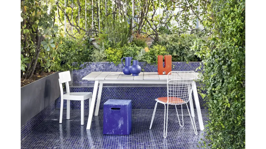 Tavolo da giardino Inout 134 con top cemento doghe effetto legno di Gervasoni