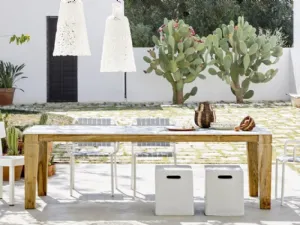 Tavolo Jeko struttura EcoTeak top marmo bianco carrara  di Gervasoni