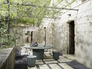 Kasane Pouf e Tavolo in terracotta di Gervasoni