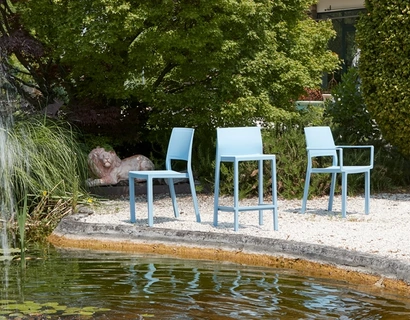 Sedia da giardino con o senza braccioli e sgabello Kate di Scab Design