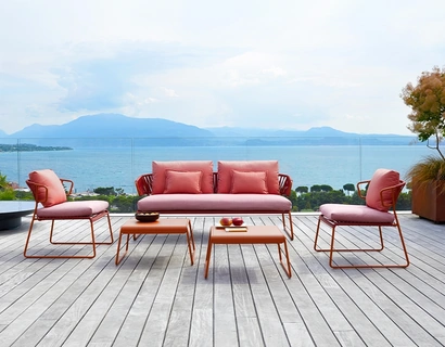 Arredo da esterno con struttura in metallo e PVC e sedute in tessuto imbottito Lisa Sofa Club di Scab Design