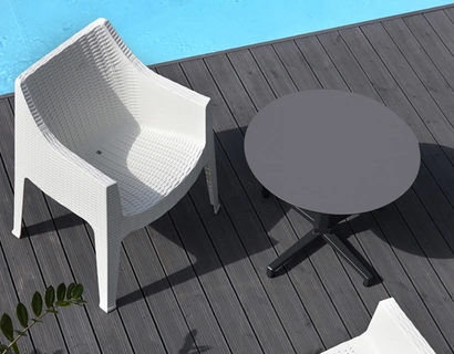 Poltroncina da esterno impilabile in polipropilene intrecciato rinforzato con fibra di vetro Maxima di Scab Design