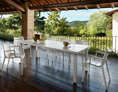 Tavolo da giardino in tecnopolimero a effetto doghe e gambe in alluminio verniciato Per3 di Scab Design