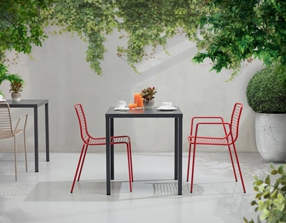 Tavolino e sedie da giardino con o senza braccioli in acciaio zincato e verniciato nero Summer di Scab Design