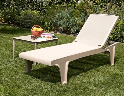 Lettino prendisole con telo traspirante e telaio termoplastico Tahiti di Scab Design