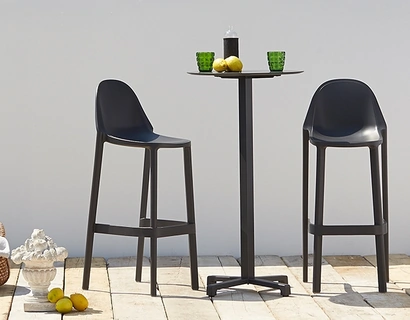 Sgabello impilabile con struttura in tecnopolimero riciclabile Più di Scab Design