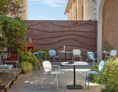 Sedia da esterno in lamiera zincata verniciata Si Si Barcode di Scab Design