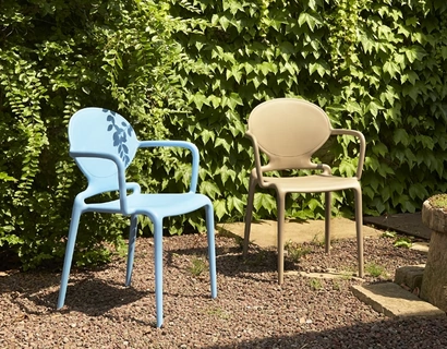 Sedia comoda e impilabile con braccioli per esterno Giò di Scab Design