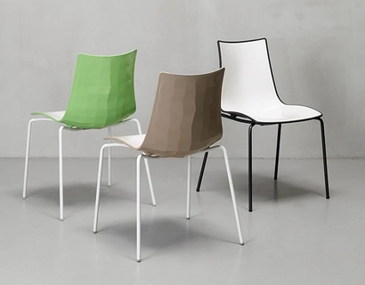 Sedia da esterno con scocca bicolore, interna lucida ed esterna con superficie lucida sfaccettata Zebra di Scab Design